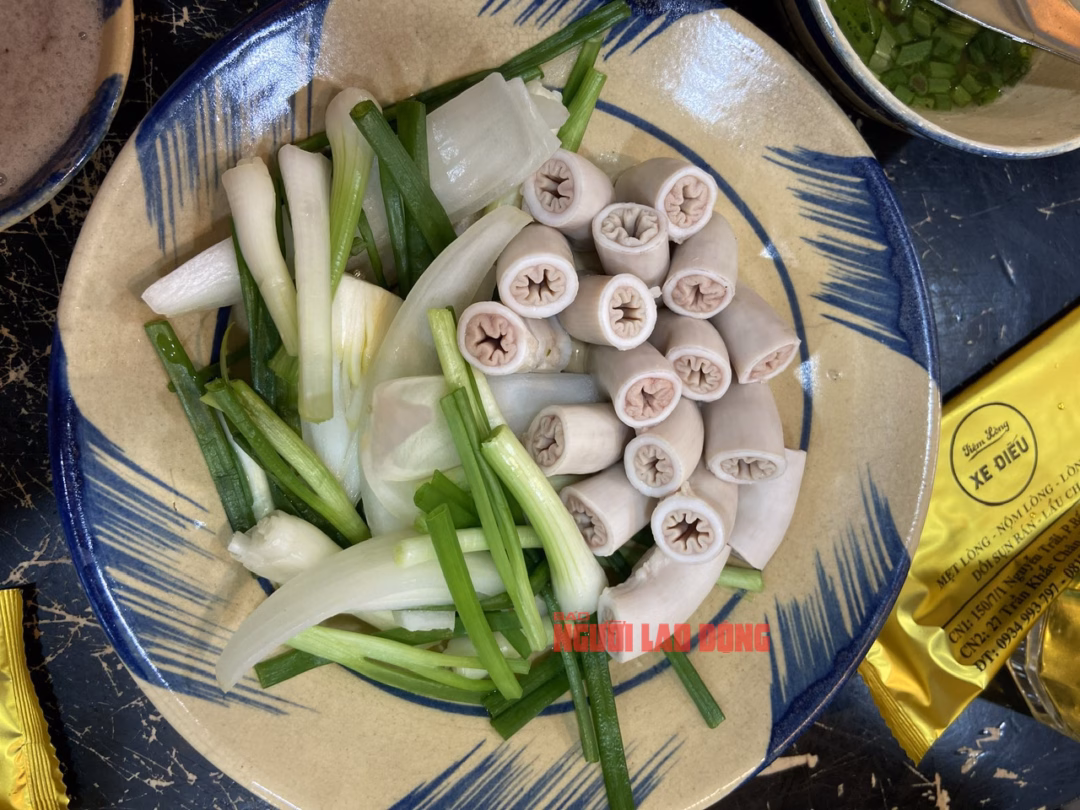 Hai tiệm lòng xe điếu ở TP HCM bị xử phạt- Ảnh2.