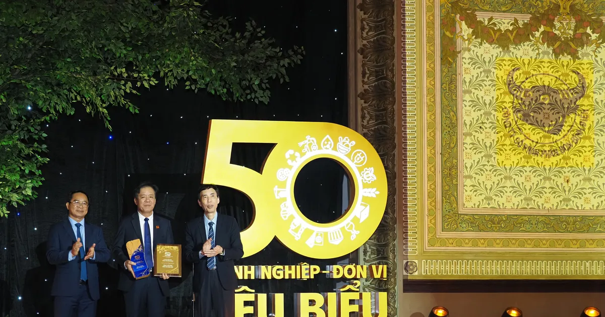 Lễ tôn vinh 50 doanh nghiệp và đơn vị tiêu biểu của TPHCM Chủ tịch UBND TPHCM Nguyễn Văn Được trao bảng danh vị cho ông Ngô Văn Đông - Tổng giám đốc Công ty CPPB Bình Điền.