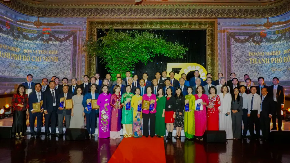 Toàn cảnh Lễ tôn vinh Toàn cảnh Lễ tôn vinh 50 doanh nghiệp và đơn vị tiêu biểu của TPHCM.