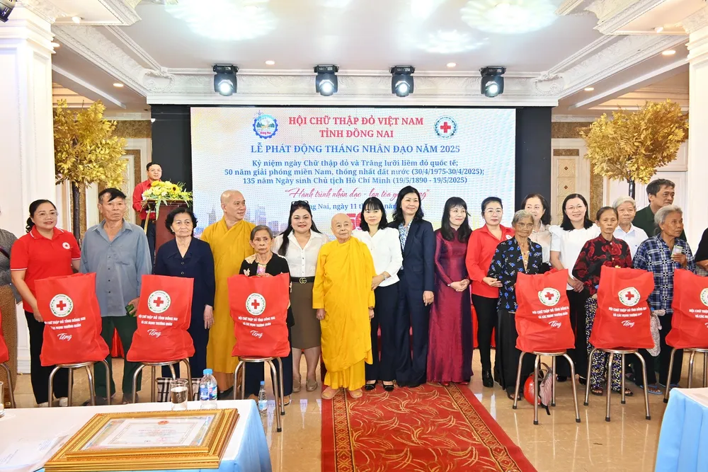 Bà Nguyễn Thu Thủy, Phó Giám đốc Vedan Việt Nam (thứ 6 trái qua) đồng hành Hội CTĐ tỉnh Đồng Nai tặng quà cho bà con có hoàn cảnh khó khăn Bà Nguyễn Thu Thủy, Phó Giám đốc Vedan Việt Nam tặng quà