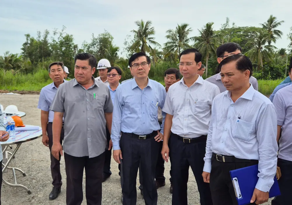 Chủ tịch UBND tỉnh Sóc Trăng Trần Văn Lâu (bìa phải) trong một chuyến khảo sát