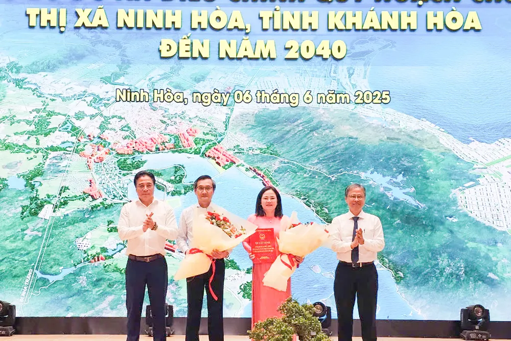 Lãnh đạo Tỉnh ủy, UBND tỉnh Khánh Hòa trao Quyết định điều chỉnh Quy hoạch chung thị xã Ninh Hòa cho lãnh đạo UBND thị xã.