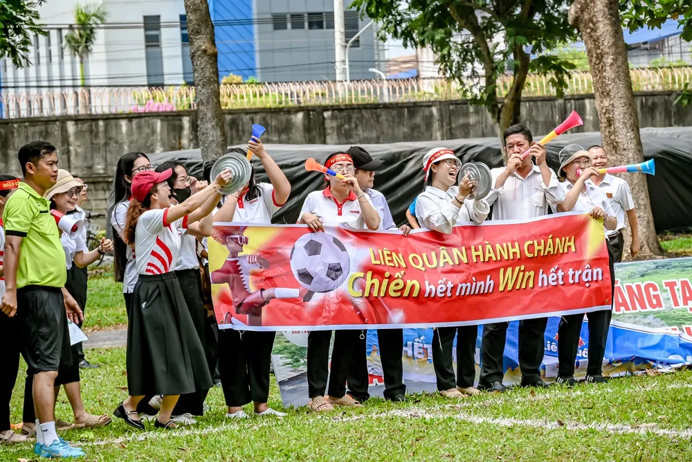 Các cổ động viên reo hò, cổ vũ cho đội bóng thi đấu Đông đảo các cổ động viên reo hò, cổ vũ cho đội bóng thi đấu.jpg