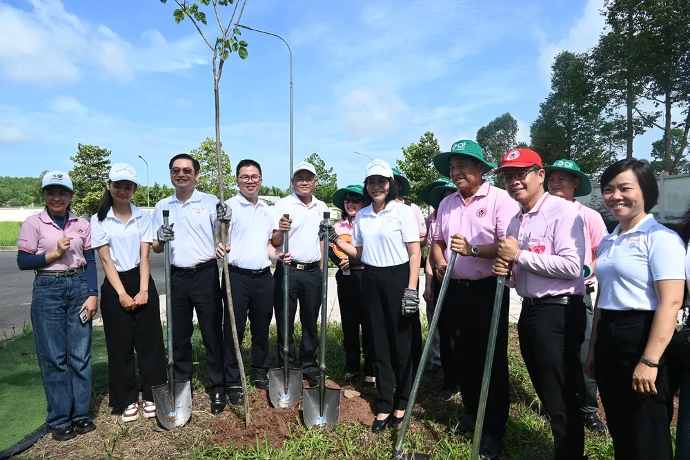 Lãnh đạo tỉnh cùng các sở, ngành, địa phương và doanh nghiệp trồng cây xanh Lãnh đạo tỉnh cùng các sở, ngành, địa phương và doanh nghiệp trồng cây xanh