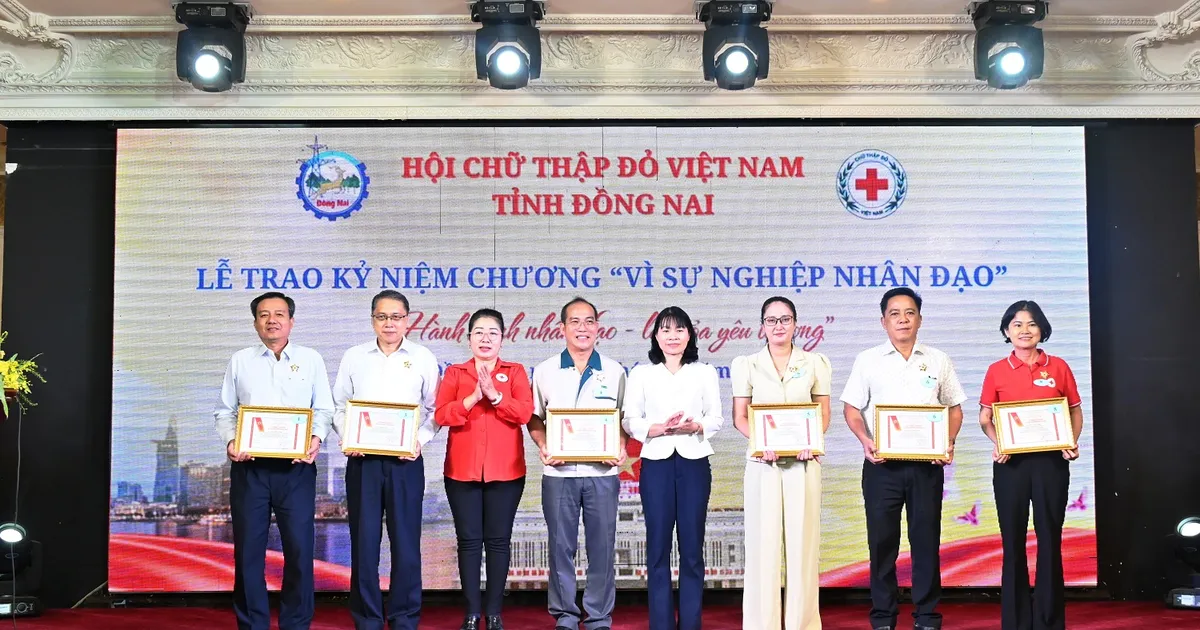 Ông Ni Chih Hao, Tổng Giám đốc Vedan Việt Nam (thứ 2 trái qua) vinh dự nhận kỷ niệm chương “Vì sự nghiệp nhân đạo” do BCH Trung ương Hội CTĐ Việt Nam trao tặng Ông Ni Chih Hao, Tổng Giám đốc Vedan Việt Nam nhận kỷ niệm chương