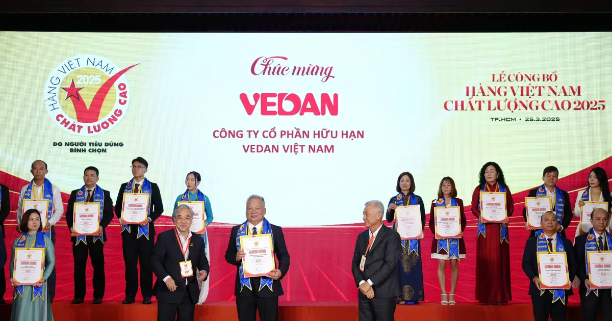 Ông Hwang Fa Jane, đại diện Vedan Việt Nam nhận chứng nhận Hàng Việt Nam chất lượng cao 2025 từ Ban tổ chức Ông Hwang Fa Jane, đại diện Vedan Việt Nam nhận chứng nhận Hàng Việt Nam chất lượng cao 2025 từ Ban tổ chức
