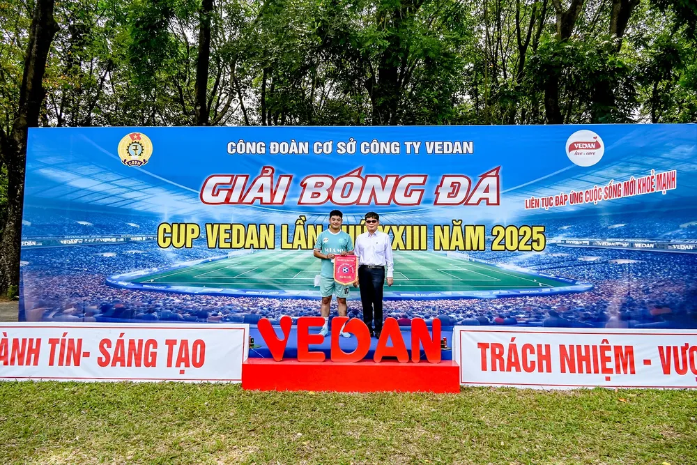 Ông Ko Chung Chih, Phó Tổng Giám đốc Công ty Vedan Việt Nam trao giải vua phá lưới cho anh Phạm Thành Nam Ông Ko Chung Chih - Phó Tổng Giám đốc Công ty Vedan Việt Nam trao giải vua phá lưới cho anh Phạm Thành Nam.jpg
