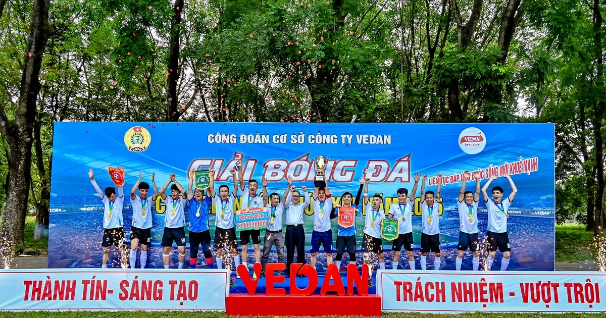 Ông Ni Chih Hao, Tổng Giám đốc Vedan Việt Nam trao giải cho đội vô địch Xưởng tinh bột L2 Ông Ni Chih Hao, Tổng Giám đốc Vedan Việt Nam trao giải cho đội vô địch Xưởng tinh bột L2.jpg