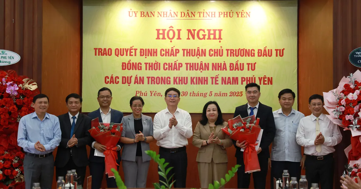 Lãnh đạo tỉnh Phú Yên chúc mừng các nhà đầu tư thực hiện các dự án tại tỉnh này Lãnh đạo tỉnh Phú Yên chúc mừng các nhà đầu tư
