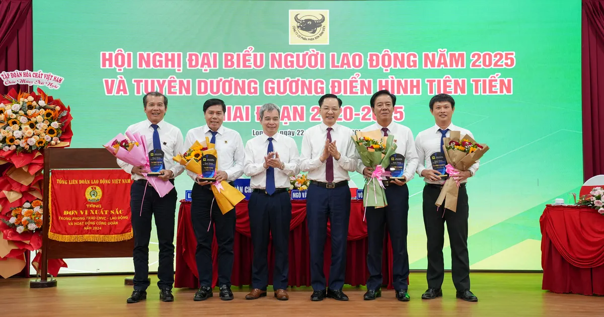 Lãnh đạo Tập đoàn Hoá chất Việt Nam khen thưởng Ban điều hành Công ty CPPB Bình Điền. Lãnh đạo Tập đoàn Hoá chất Việt Nam khen thưởng Ban điều hành Công ty CPPB Bình Điền.