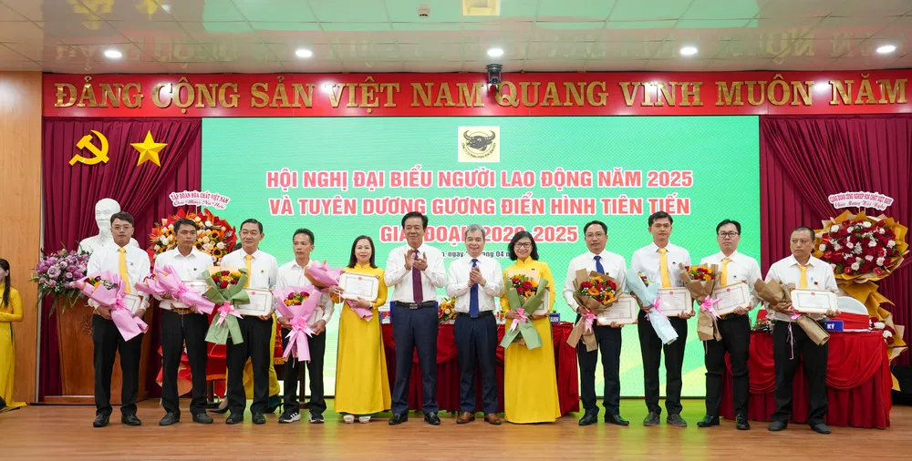 Trao thưởng cho các đại diện phòng chức năng, đơn vị của Cty CPPB Bình Điền. Trao thưởng cho các đại diện phòng chức năng, đơn vị của Cty CPPB Bình Điền.
