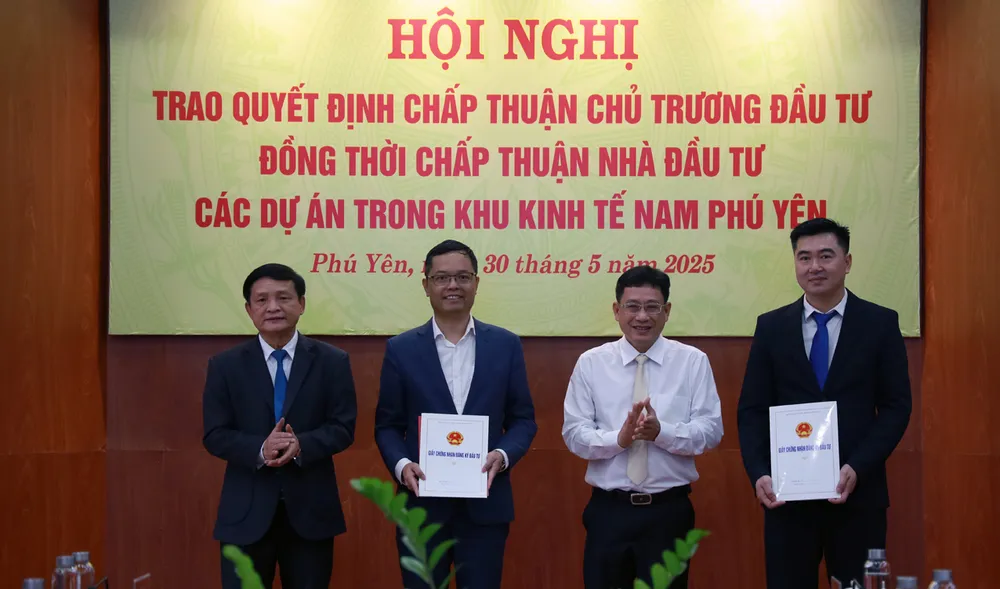 Trao chấp thuận cho 2 nhà đầu tư Trao chấp thuận cho 2 nhà đầu tư