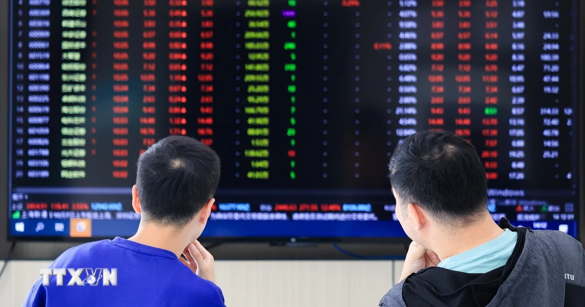 Nhà đầu tư theo dõi chỉ số chứng khoán Nhà đầu tư theo dõi chỉ số chứng khoán