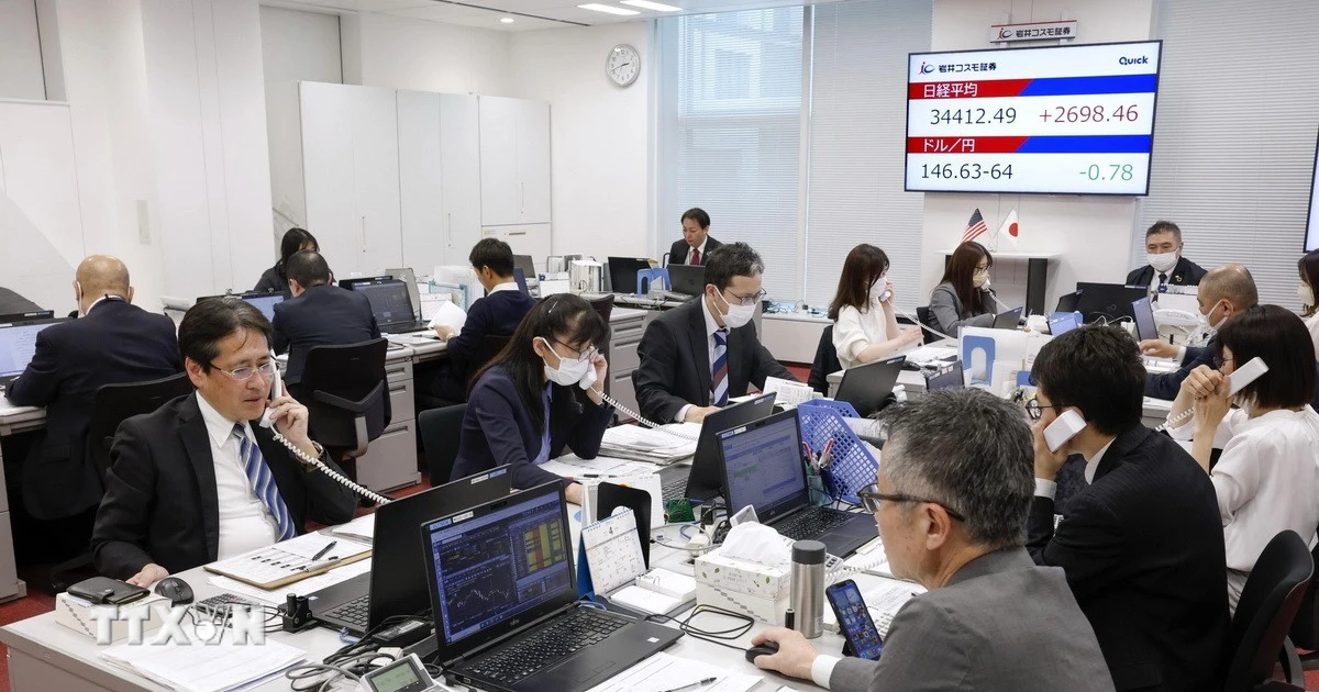 Giao dịch viên tại một công ty chứng khoán ở Tokyo Giao dịch viên tại một công ty chứng khoán ở Tokyo, Nhật Bản