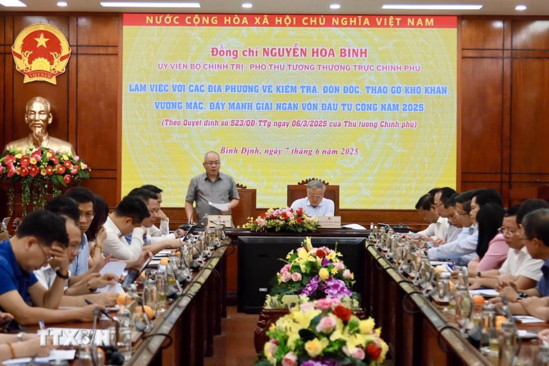Quang cảnh buổi làm việc Quang cảnh buổi làm việc