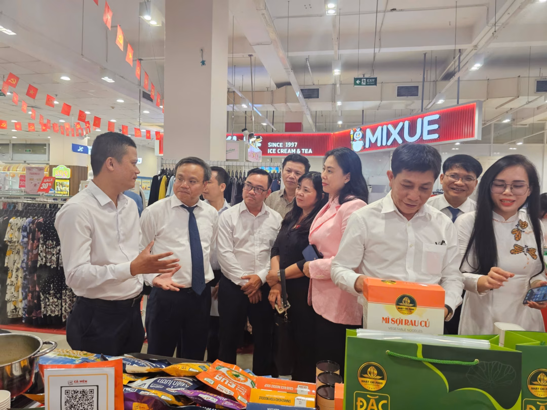 Các đại biểu tham quan gian hàng đặc sản Quảng Trị tại Co.opmart Foodcosa Quang Trung
