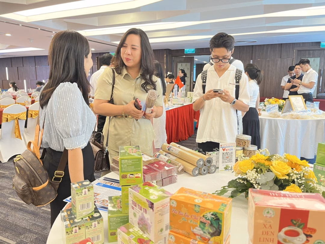 Các doanh nghiệp sản xuất, phân phối tham quan gian hàng của doanh nghiệp, HTX Quảng Trị tại sự kiện kết nối chiều 30-5