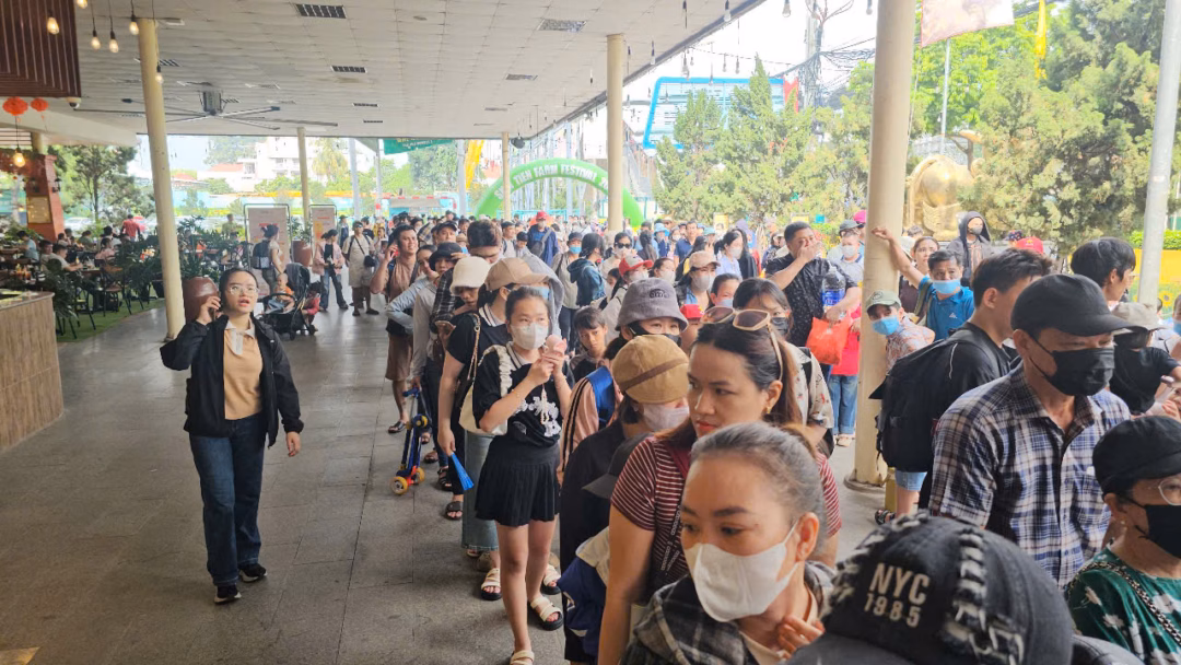 Lễ hội Trái cây Nam Bộ lần thứ 21 Người dân xếp hàng dài tham dự Lễ hội Trái cây Nam Bộ lần thứ 21 tại Suối Tiên