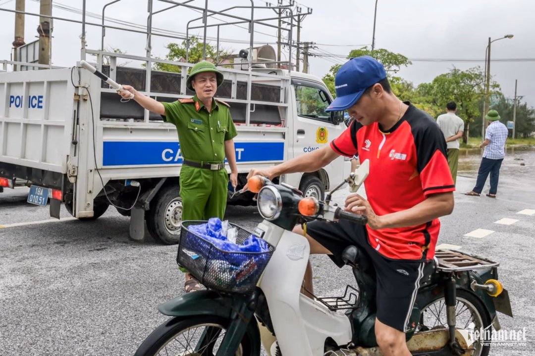Bão đổ bộ, sóng lớn cuộn bờ, người dân vẫn ‘nghênh chiến’ Lực lượng chức năng nhắc nhở người dân di chuyển khỏi khu vực nguy hiểm. Ảnh: Trọng Tùng