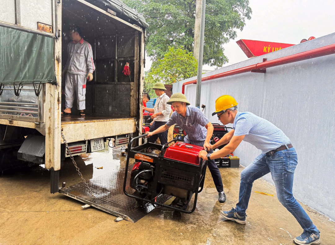 Các tổ trực ứng cứu hiện trường của MobiFone lắp đặt máy phát điện dự phòng, bảo dưỡng thiết bị. Ảnh: PV