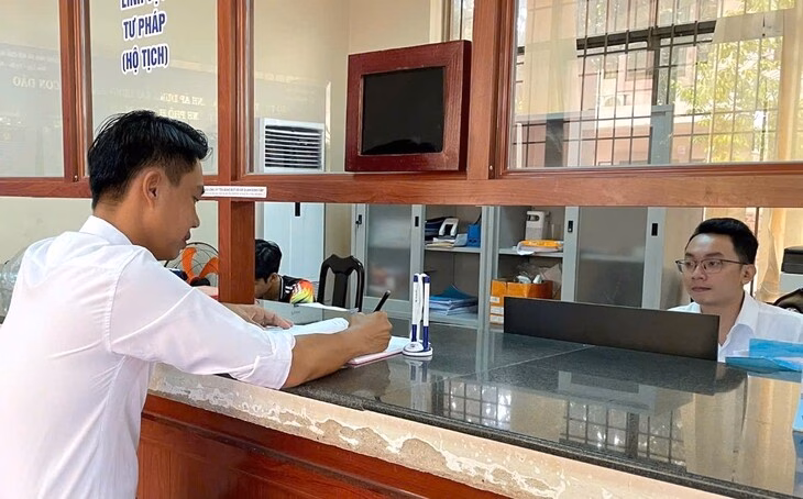 Cán bộ xã phường cần thay đổi tư duy để phục vụ dân hiệu quả Để người dân không còn sốc với lời 'xin lỗi, cảm ơn' ở trung tâm hành chính công xã phường... - Ảnh 2.