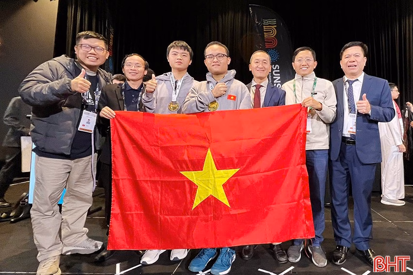 Cặp bạn thân giành 2 Huy chương Vàng Olympic Toán quốc tế với hành trình đam mê từ lớp 6 Những thành viên trong đoàn luôn cảm phục tình bạn giữa Hoàng và Khải.