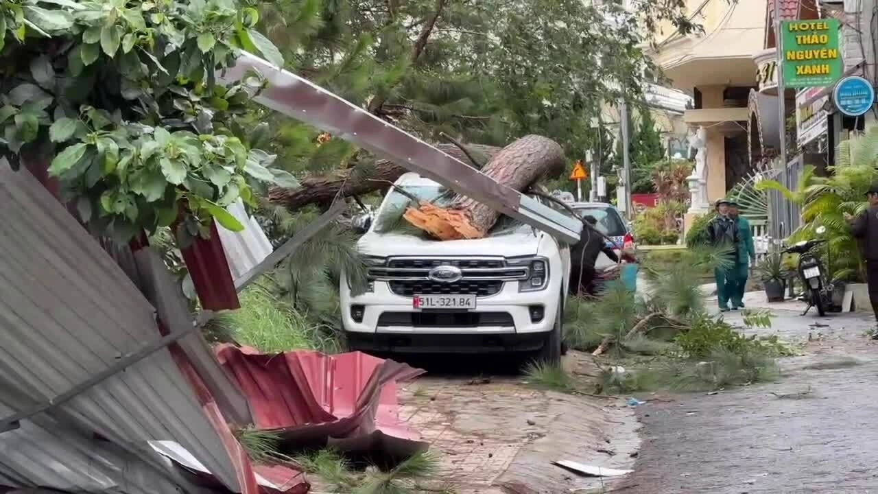 Hiện trường sự cố khiến hai ôtô bị hư hỏng. Video: Khánh Hương