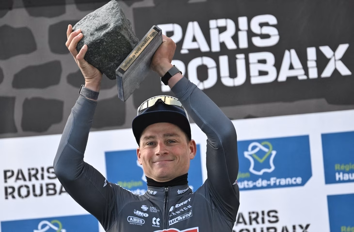 Tại cuộc đua xe đạp Paris–Roubaix, chiếc cúp là một tảng đá được gắn trên bệ gỗ - Ảnh: AFP
