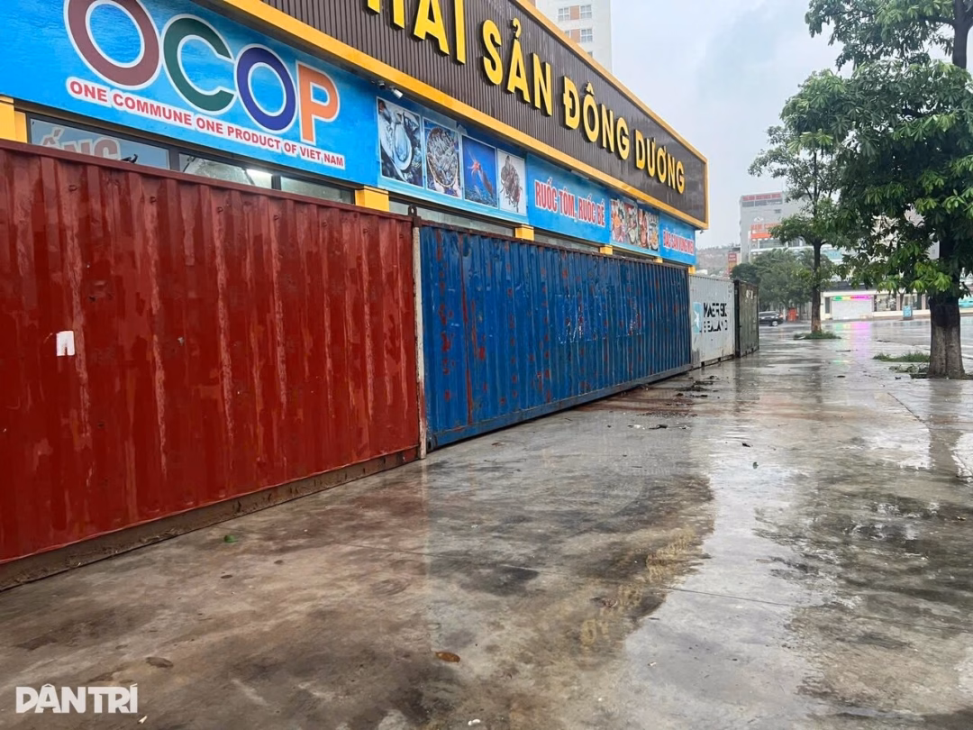 Nhà chị Hà dùng lốp xe và thanh sắt để gia cố gara ô tô trước khi bão đến (Ảnh: Nhân vật cung cấp).