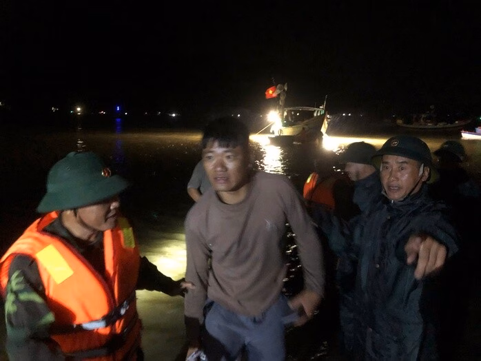 Đồn Biên phòng Hà Tĩnh cứu hộ thành công 30 du khách trong đêm mưa lớn Lực lượng chức năng đã cứu hộ thành công 30 du khách và 4 thuyền viên