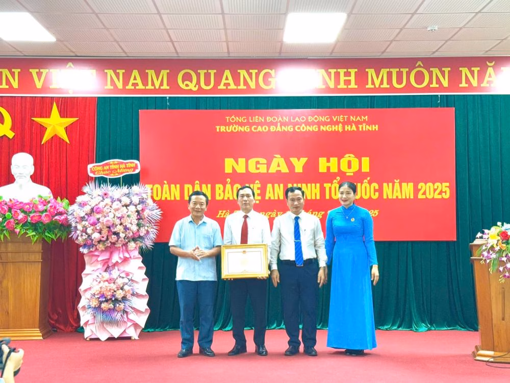 
Đồng chí Trần Văn Kỳ trao Bằng khen của UBND tỉnh cho Trường CĐCN Hà Tĩnh