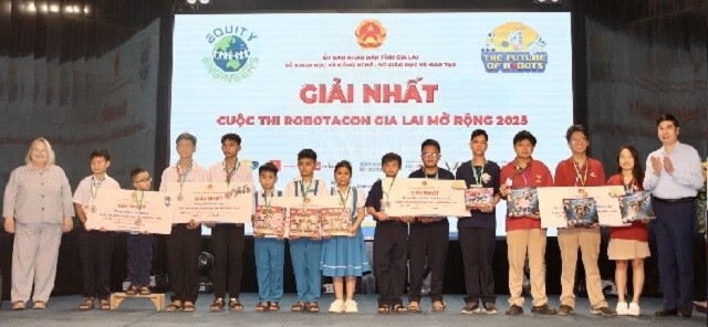 Hơn 170 học sinh tham gia cuộc thi Robotacon tại Gia Lai Bà Vibeke Holtum Bendix Nørgaard phát biểu tại Lễ bế mạc. Ảnh: T.M