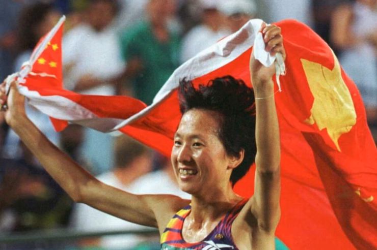 Năm 1993, VĐV Trung Quốc Wang Junxia thiết lập kỷ lục thế giới nội dung chạy 3.000m nữ với thành tích 8 phút 6 giây 11 - thành tích đến nay vẫn nhanh hơn 5 giây so với bất kỳ nữ VĐV. Beatrice Chebet - VĐV đang giữ kỷ lục thế giới ở cự ly 5.000m chỉ có thành tích 3.000m tốt nhất là 8 phút 11 giây 56 hồi tháng 5/2024.
