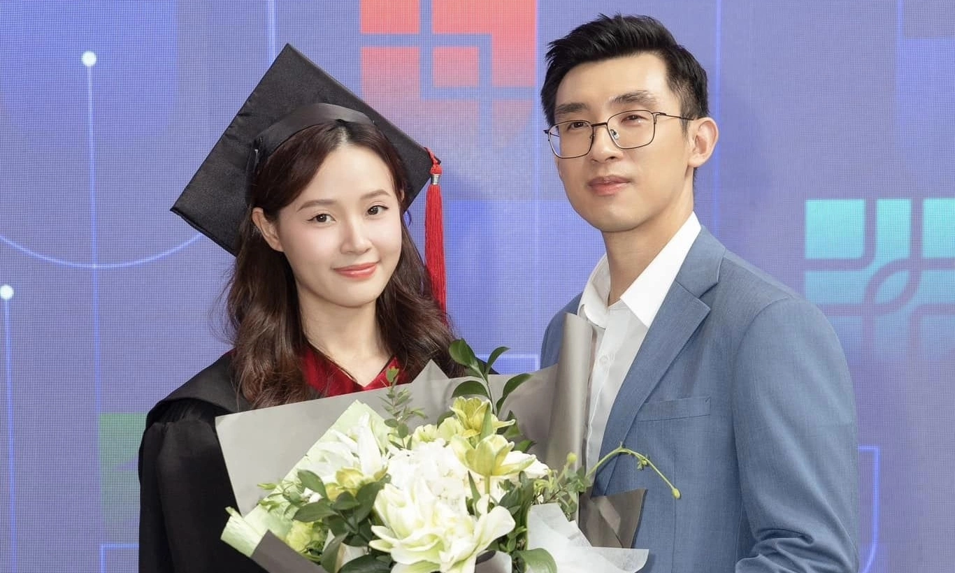 Midu và chồng doanh nhân hạnh phúc sau một năm cưới Vợ chồng Midu trong ngày cô tốt nghiệp thạc sĩ. Video: Nhân vật cung cấp