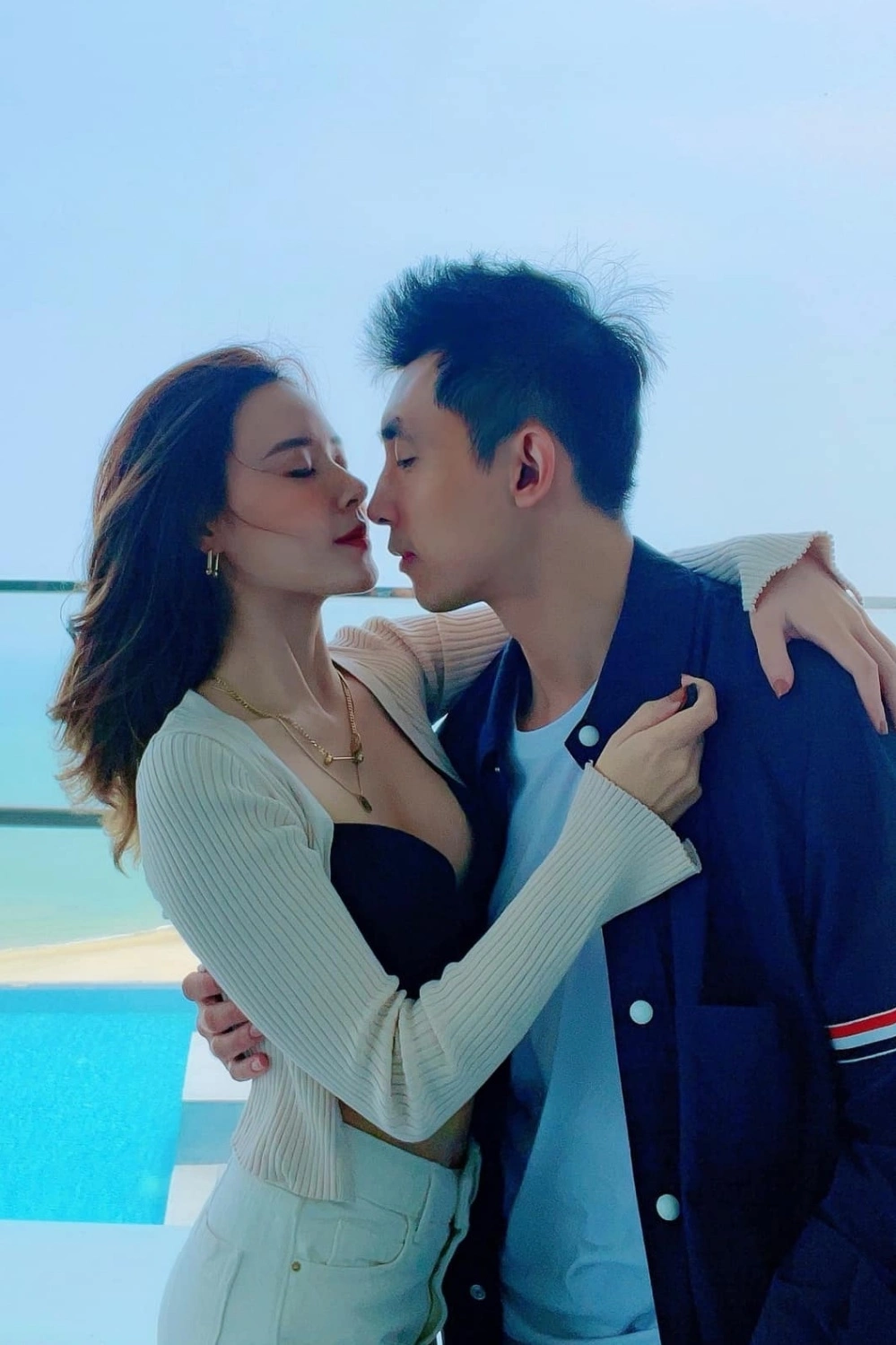 Midu và chồng doanh nhân hạnh phúc sau một năm cưới Đôi uyên ương liên tục đi nghỉ dưỡng nhiều nơi trong nước và trên thế giới. Midu nói nếu không phải đi làm, họ thường thức dậy pha cà phê, cắm hoa, tận hưởng thời gian bên nhau.