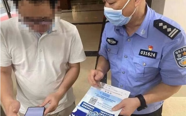 Người đàn ông Trung Quốc mua bán hóa đơn VAT trái phép bị lừa rồi tự thú Số hoá đơn VAT thu được tại nhà anh Vương (Ảnh: Sina)