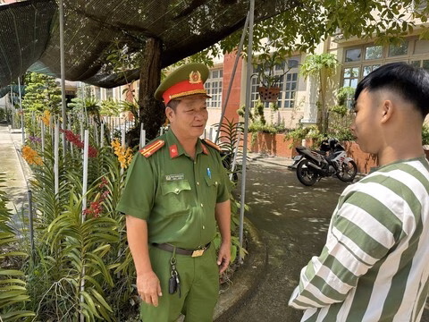 Người giúp đỡ phạm nhân từng phạm sai lầm được đề nghị đặc xá Cán bộ Giang thăm hỏi, động viên phạm nhân trước ngày được đặc xá