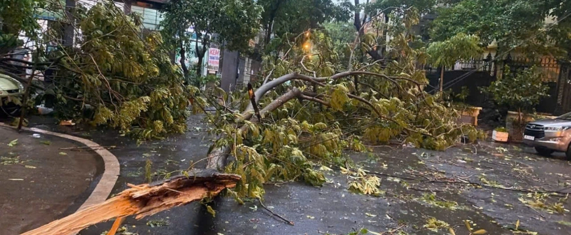 Trời Hà Nội tối sầm, mưa như trút, gió thổi bạt người đi xe máy trên đường
