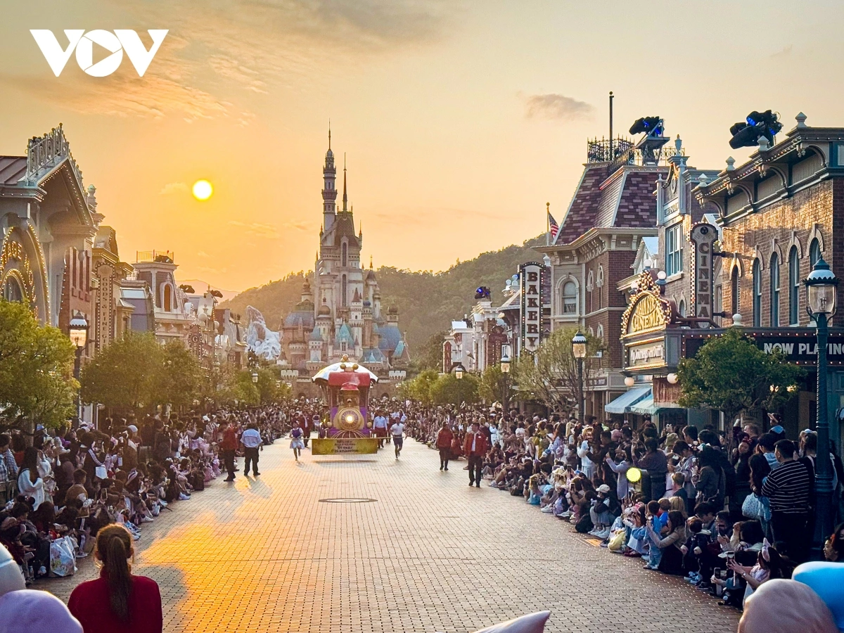 Công viên chủ đề Hong Kong Disneyland - điểm đến không chỉ hấp dẫn trẻ em từ khắp thế giới mà cả người lớn cũng sẽ có những trải nghiệm thú vị.