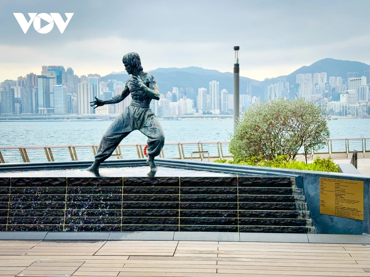 Bức tượng Lý Tiểu Long - biểu tượng cho tinh thần võ thuật và văn hóa Hong Kong được đặt tại Đại lộ Ngôi Sao.