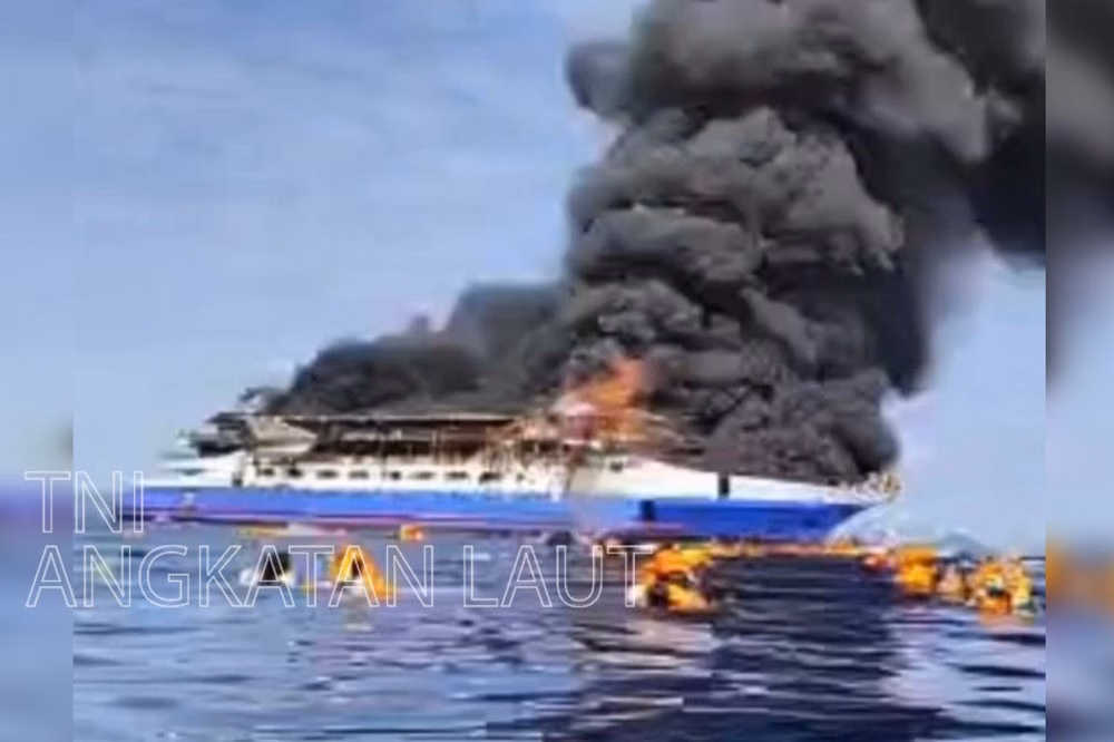 Phà chở trăm người cháy dữ dội ngoài khơi Indonesia, nhiều người mất tích Con phà bị cháy ngoài khơi tỉnh Bắc Sulawesi, Indonesia. Ảnh: Hải quân Indonesia/Facebook
