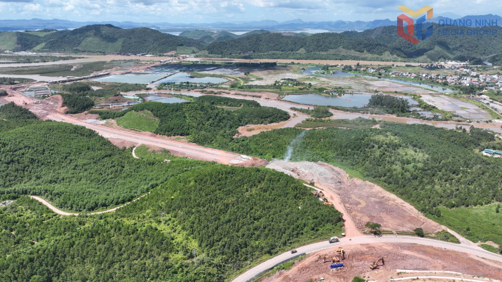 Quảng Ninh đẩy nhanh tiến độ dự án trường học sau khi áp dụng mô hình chính quyền 2 cấp Toàn tuyến dự án đường nối QL4B với QL18 nhìn từ trên cao.