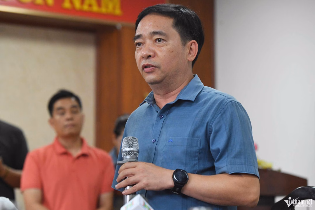 Quảng Ninh tìm kiếm cứu hộ vụ tàu du lịch bị lật, 35 người chết Ông Bùi Hồng Minh, Phó Giám đốc Sở Xây dựng Quảng Ninh. Ảnh: Thạch Thảo