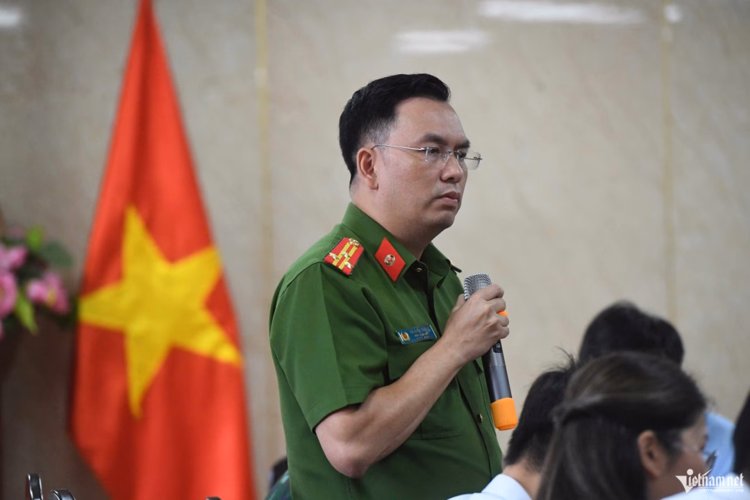 Quảng Ninh tìm kiếm cứu hộ vụ tàu du lịch bị lật, 35 người chết Ông Nguyễn Văn Công - Phó Chủ tịch UBND tỉnh Quảng Ninh. Ảnh: Thạch Thảo