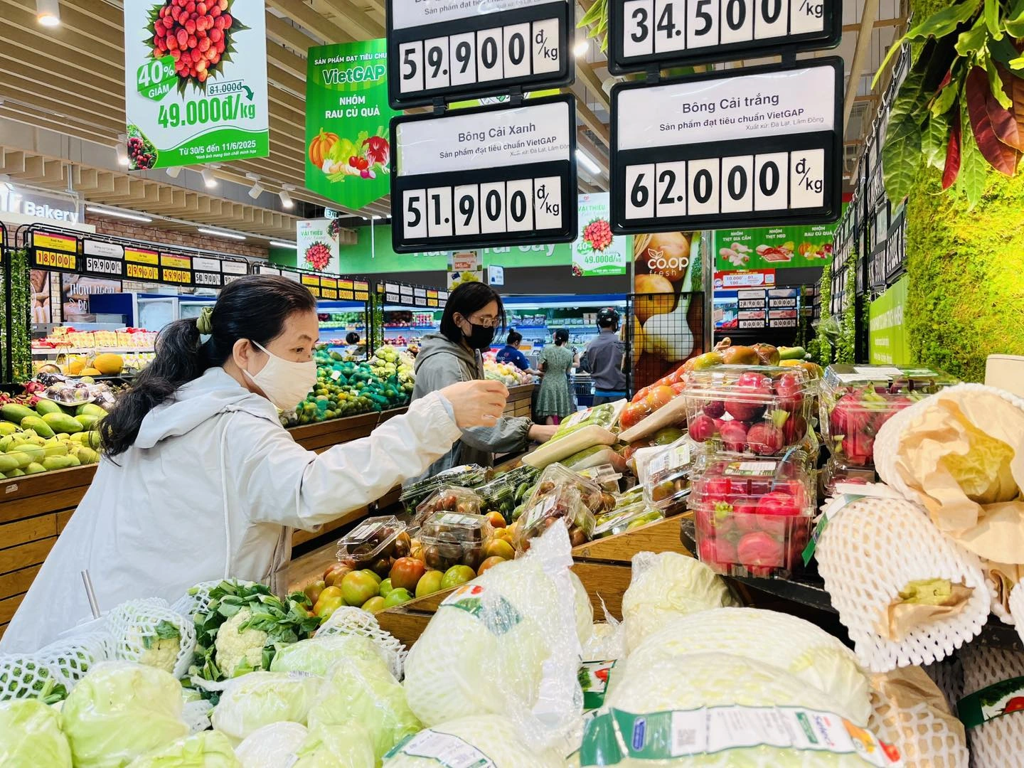 Saigon Co.op giảm giá thực phẩm thiết yếu trong chương trình “Bếp ta – món ta” Co.opmart giữ mức giá bình ổn, đồng hành cùng người tiêu dùng