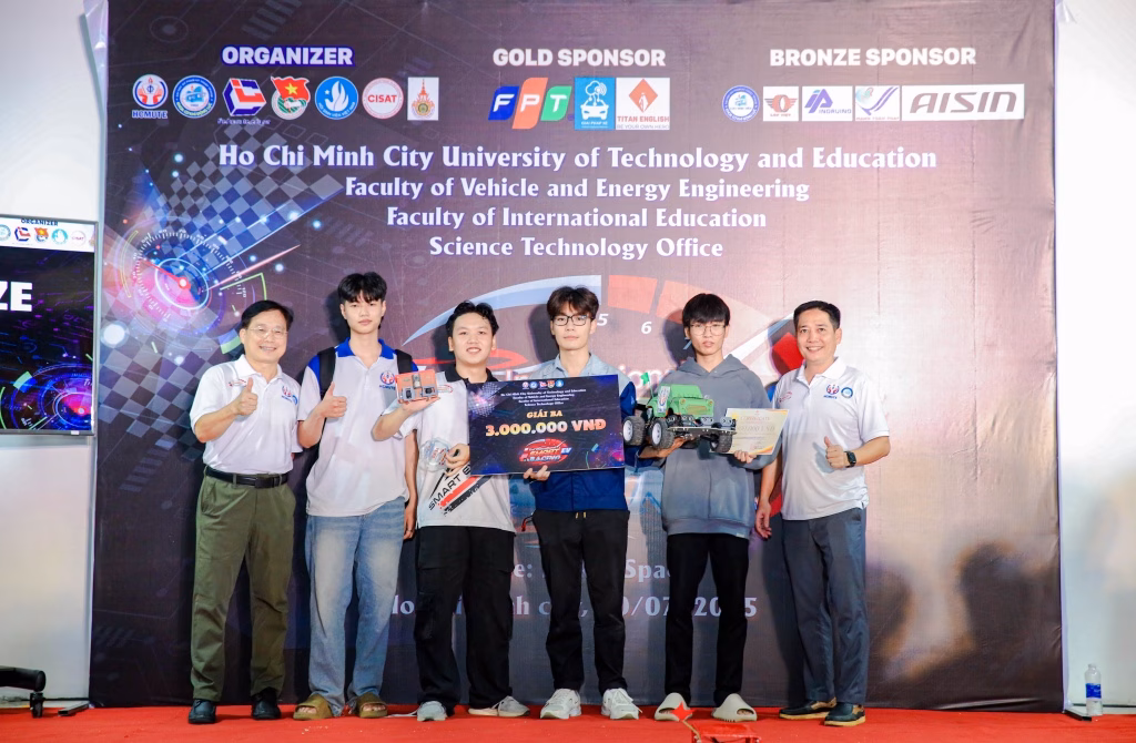 Sinh viên Việt Nam vô địch cuộc thi xe điện tự lái quốc tế