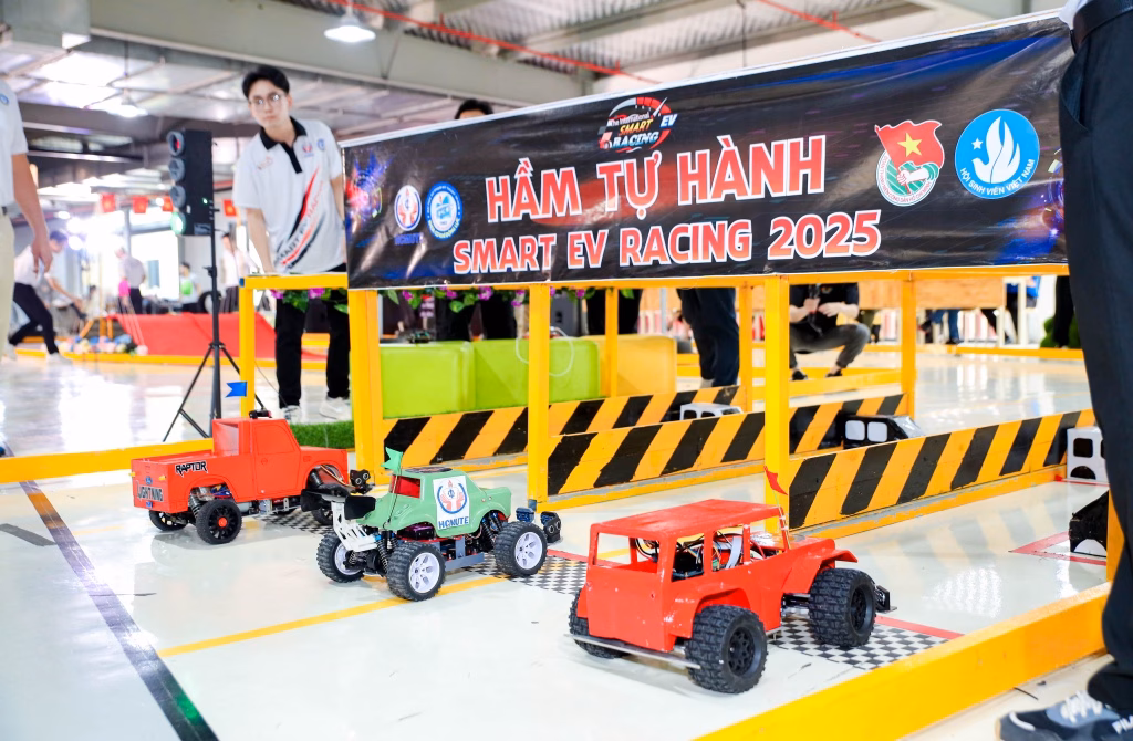 Sinh viên Việt Nam vô địch cuộc thi xe điện tự lái quốc tế