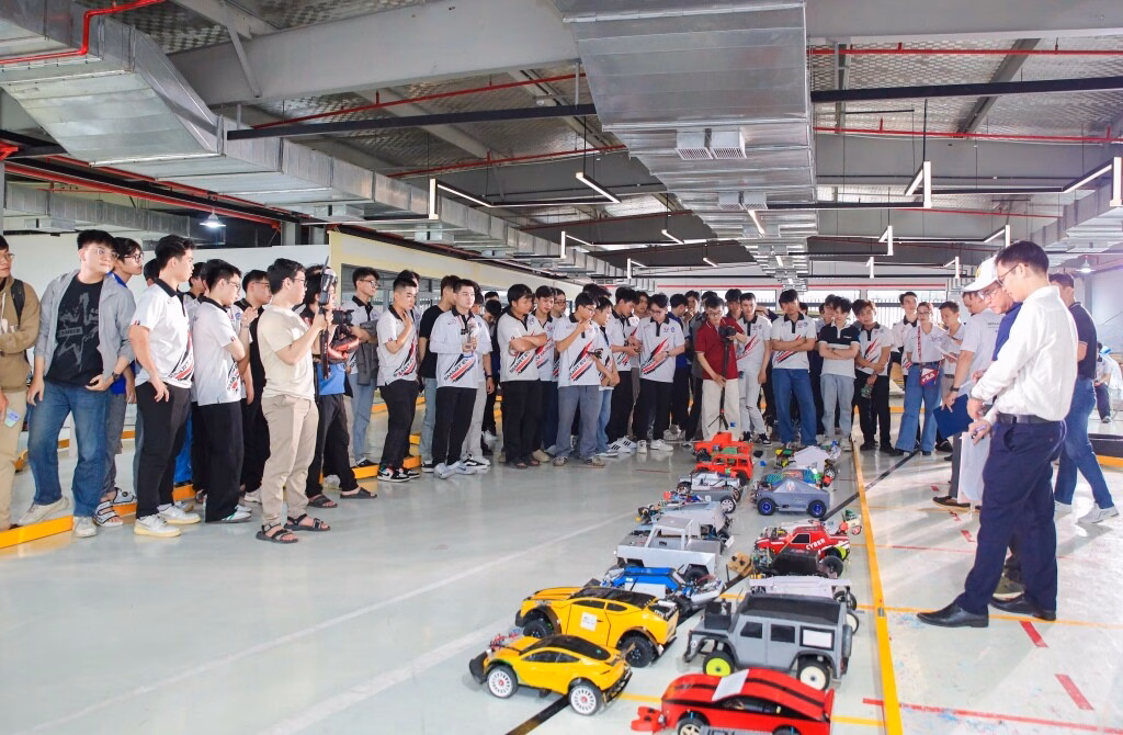 Sinh viên Việt Nam vô địch cuộc thi xe điện tự lái quốc tế