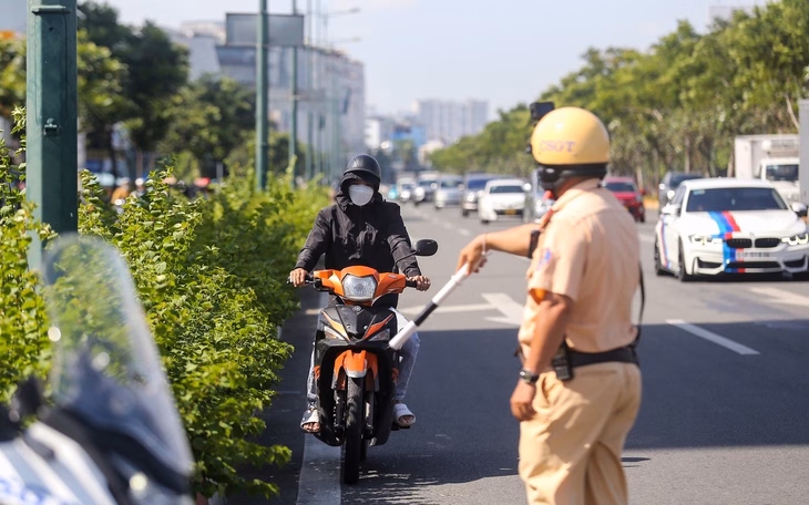 Cần tách riêng làn ô tô và xe máy - Ảnh 2.