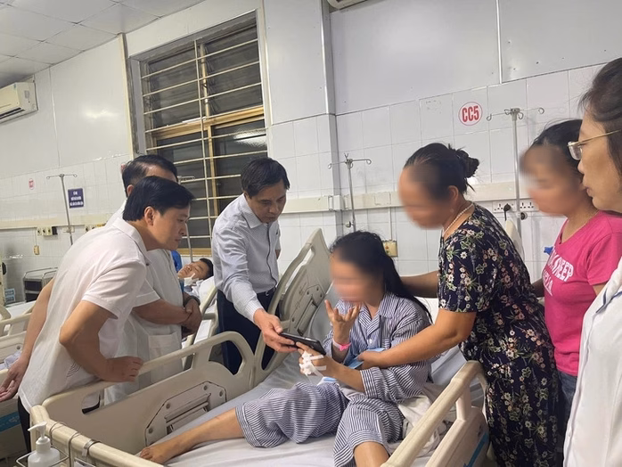 Trong bệnh viện, chị T.L. chưa hay biết chồng và 2 con mình đã ra đi mãi mãi